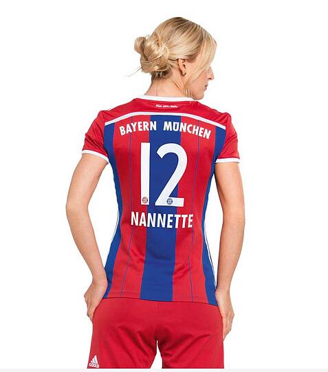 Rot-Blaue Streifen, "Mia san Mia" im Nacken: Das neue Heimtrikot des FC Bayern. Die Bilder...