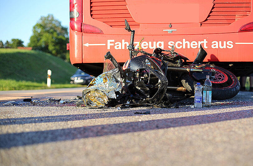 Das Motorrad ist nur noch ein Wrack. Der 40-jährige Fahrer musste mit dem Rettungshubschrauber ins Klinikum Traunstein geflogen werden. Die Bilder vom Unfall aus Rabenden.