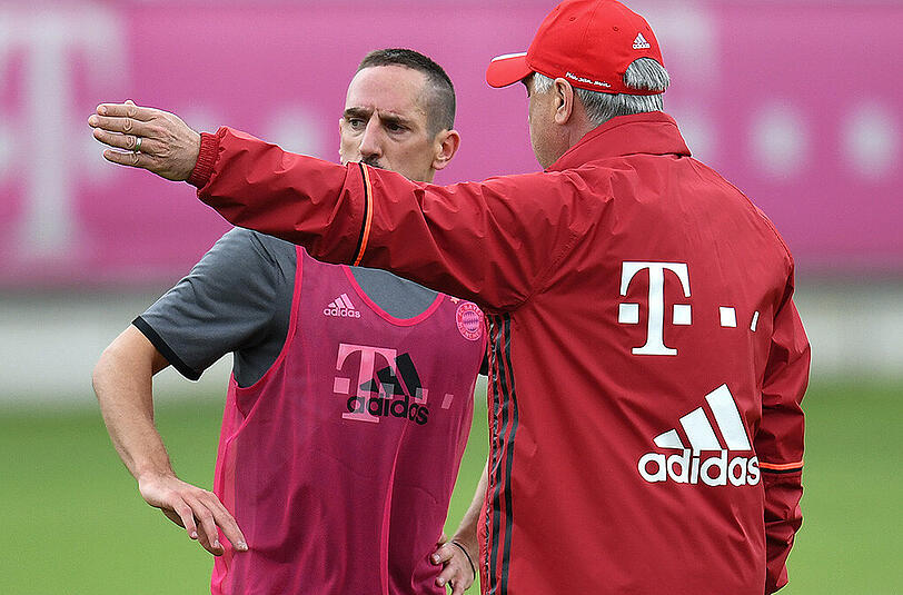 Bayern-Trainer Carlo Ancelotti (vorne) mit seinem Schützling Franck Ribéry.