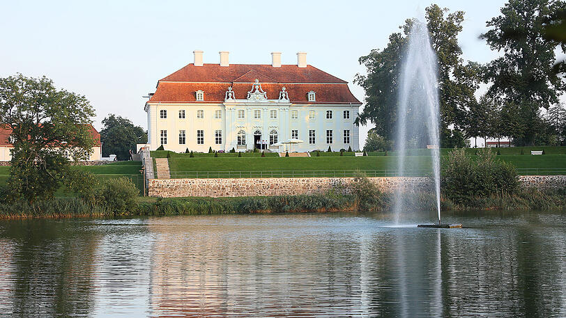 Schloss Meseberg, gut 60 Kilometer nördlich von Berlin, wurde 1736 von einem Grafen erbaut. Ab heute sollen die Großkoalitionäre der Kanzlerin dort zueinanderfinden.