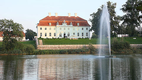 Schloss Meseberg, gut 60 Kilometer nördlich von Berlin, wurde 1736 von einem Grafen erbaut. Ab heute sollen die Großkoalitionäre der Kanzlerin dort zueinanderfinden.