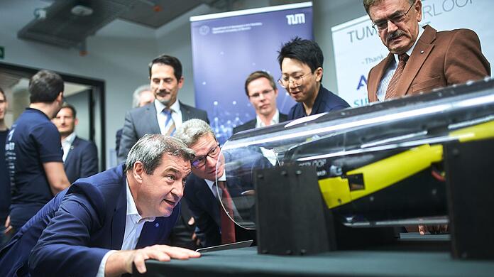 Einsteigen kann er noch nicht, aber in die Röhre schauen geht schon: Markus Söder besucht das TUM Hyperloop-Team in Garching, begleitet von Wissenschaftsminister Bernd Sibler.