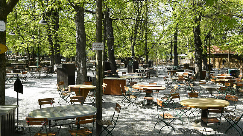 Leere Tische und Bänke im Biergarten des Augustinerkellers.