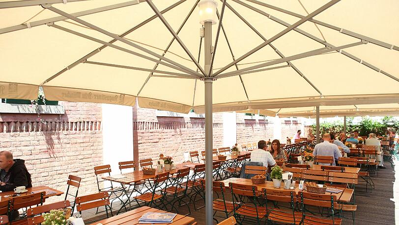 Biergarten-Atmosphäre: die Dachterrasse der Augustiner Bräustuben - die werden sogar vom neuen Lonely Planet empfohlen. Biergarten-Atmosphäre: die Dachterrasse der Augustiner Bräustuben - die werden sogar vom neuen Lonely Planet empfohlen.