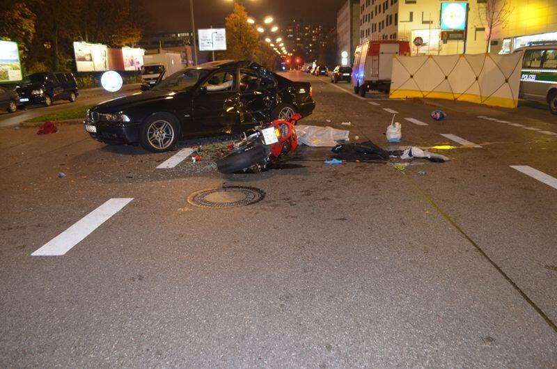 Ein 28-jähriger Motorradfahrer ist bei einem Unfall in München ums Leben gekommen.