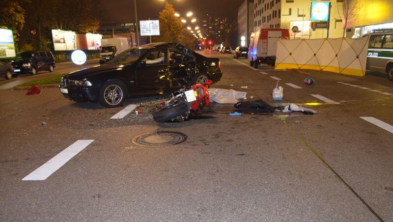 Ein 28-jähriger Motorradfahrer ist bei einem Unfall in München ums Leben gekommen. Ein 28-jähriger Motorradfahrer ist bei einem Unfall in München ums Leben gekommen.