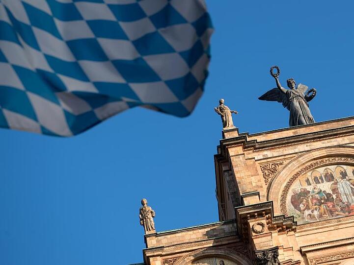 Eine Bayernflagge weht vor dem bayerischen Landtag. Foto: Sven Hoppe/Archivbild