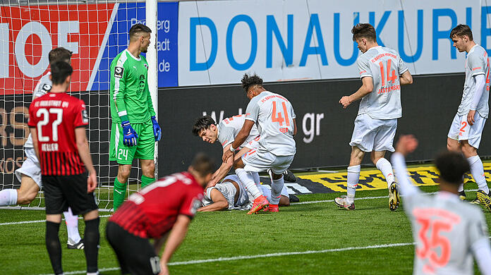 Voller Körpereinsatz: Bayern-Spieler Jamie Lawrence bleibt nach seinem späten Treffer zum 2:2-Ausgleich in Ingolstadt verletzt liegen.