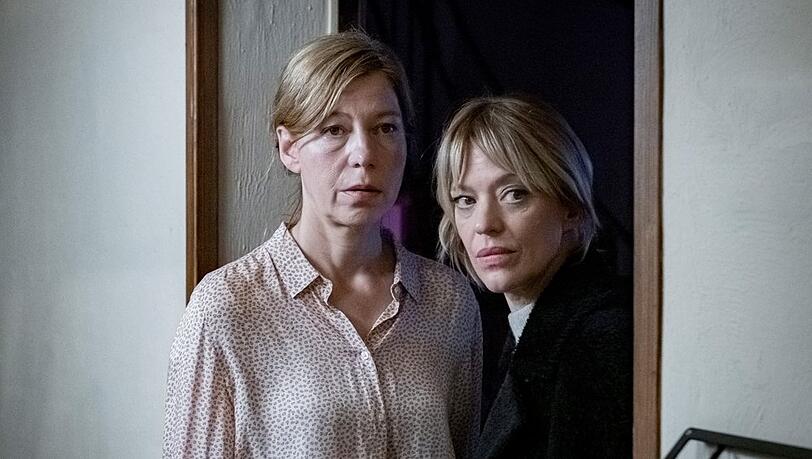 "Tatort: Aus dem Dunkel": Auf perfide Weise hat der Stalker auch Maja (Jule Böwe, l.) in sein Bedrohungsszenario hineingezogen.