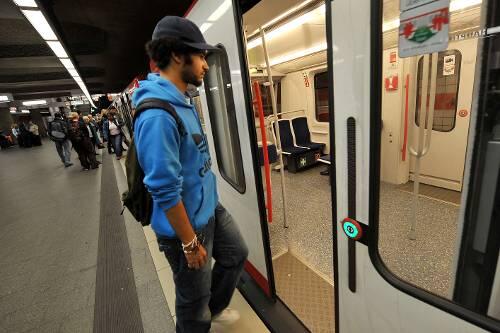 Trinken verboten? - Fahrgast besteigt U-Bahn