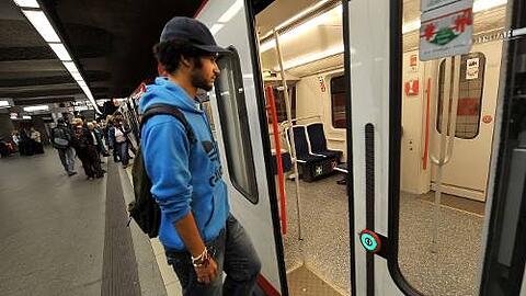 Trinken verboten? - Fahrgast besteigt U-Bahn