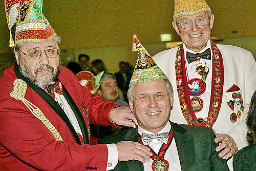 Bezirkstagspräsident Richard Bartsch (M.) wird von Elferrat Wilhelm Lindner (l.) und Roman Müller geehrt.