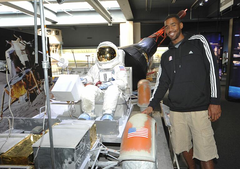 Brandon Thomas von den Basketballern des FC Bayern bei seinem ersten Besuch im deutschen Museum.