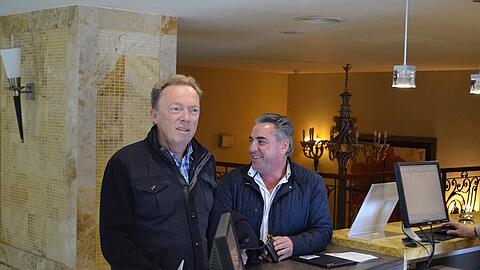 Im Teamhotel angekommen (v.l.): Präsident Peter Cassalette und sein Vize Peter Helfer.