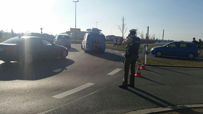 Wegen eines Alarms an einer Schule wurde in Holzkirchen Großalarm ausgelöst. Weit über hundert Einsatzkräfte von Polizei, Rettungsdienst und Feuerwehr waren vor Ort.