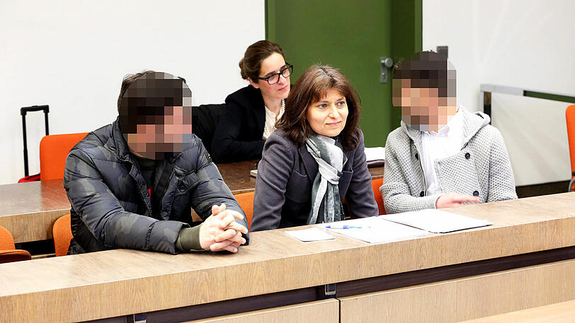 Mietautoklau: Die beiden Angeklagten (mit Dolmetscherin und Anwältin) sind geständig.