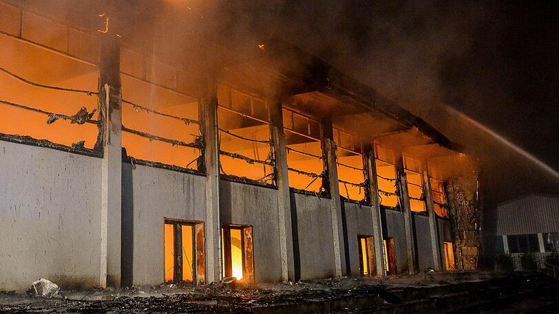 Blick auf eine brennende Sporthalle. Der Bundesgerichtshof (BGH) hat das Urteil gegen den Brandstifter von Nauen aufgehoben.