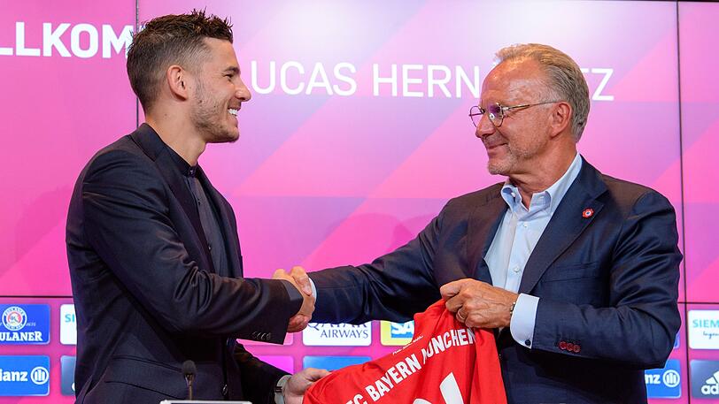Lucas Hernández und Vorstandboss Karl-Heinz Rummenigge.
