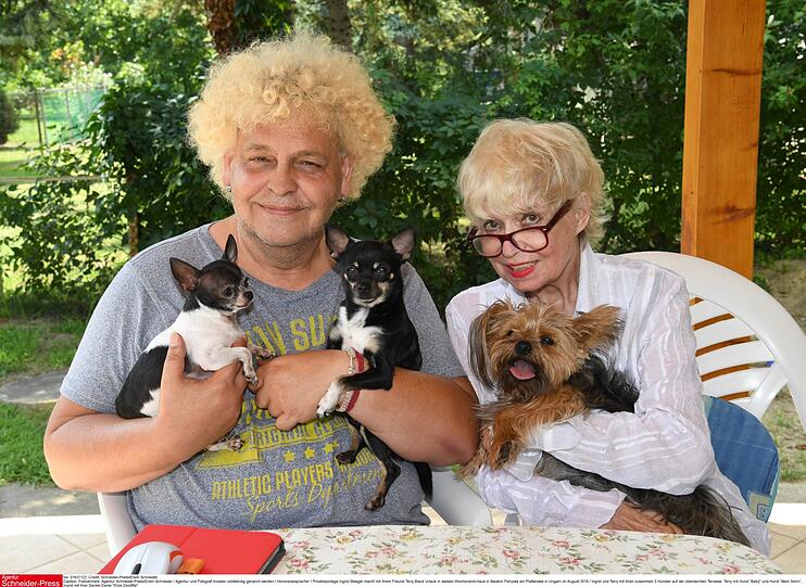 Ingrid Steeger (mit Eliza Doolittle) und Terry Black (mit Baby und Sohn, so die Namen seiner Chihuahuas) 2018.