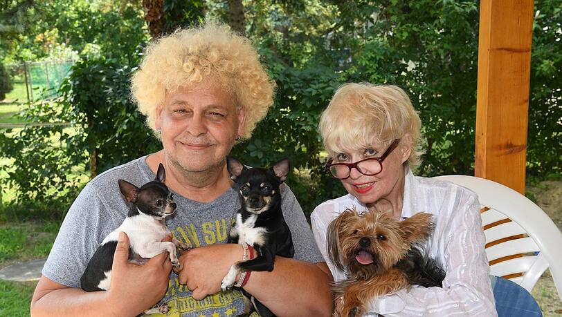 Ingrid Steeger (mit Eliza Doolittle) und Terry Black (mit Baby und Sohn, so die Namen seiner Chihuahuas) 2018. Ingrid Steeger (mit Eliza Doolittle) und Terry Black (mit Baby und Sohn, so die Namen seiner Chihuahuas) 2018.