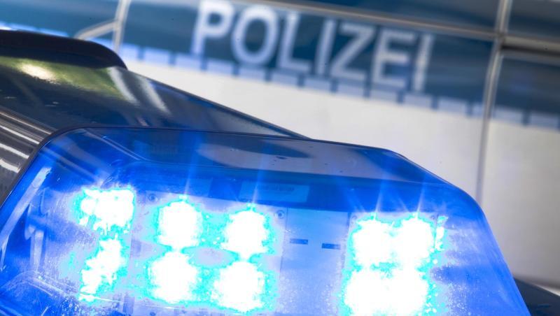 Ein Blaulicht leuchtet auf dem Dach eines Polizeiwagens. Foto: Friso Gentsch/Archiv Ein Blaulicht leuchtet auf dem Dach eines Polizeiwagens. Foto: Friso Gentsch/Archiv