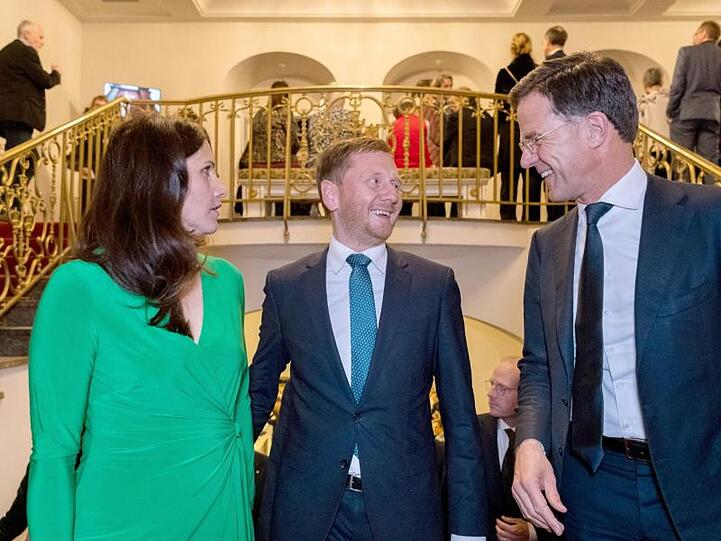 Sachsens Ministerpräsident Michael Kretschmer (CDU, M.), seine Lebensgefährtin Annett Hofmann (l) und der niederländische Ministerpräsident Mark Rutte beim Festakt zur Wiedereröffnung der Gemäldegalerie Alte Meister in Dresden.