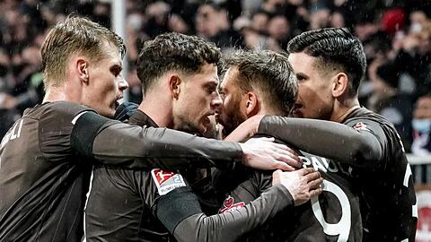 Ex-Schalke-Profi Guido Burgstaller (2.v.r) traf für St. Pauli doppelt.