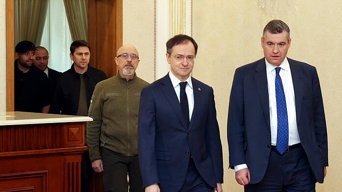 Oleksii Reznikov (3.v.r-L) Verteidigungsminister der Ukraine, Wladimir Medinski, Leiter der russischen Delegation, Leonid Sluzki, Außenpolitiker, und andere Mitglieder der russischen Delegationen vor den Friedensgesprächen.