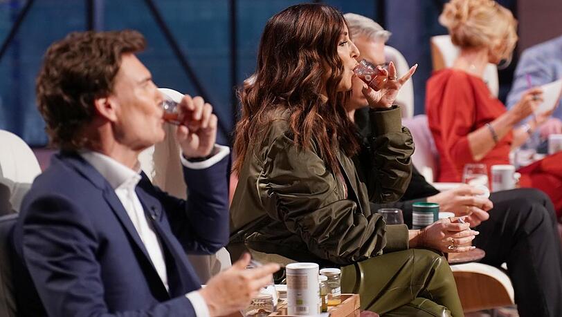 Investorin Judith Williams nimmt gesunde Shots zum Selbermachen unter die Lupe. Auch Carsten Maschmeyer (l.) probiert.