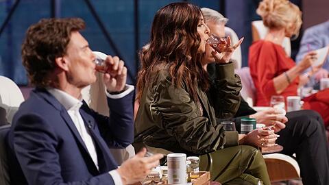 Investorin Judith Williams nimmt gesunde Shots zum Selbermachen unter die Lupe. Auch Carsten Maschmeyer (l.) probiert.