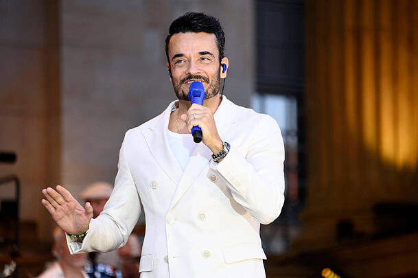 Giovanni Zarrella freut sich auf die nächste Ausgabe seiner Samstagabend-Show im ZDF. Über schlechte Wetterbedingungen macht er sich keine Sorgen. Giovanni Zarrella freut sich auf die nächste Ausgabe seiner Samstagabend-Show im ZDF. Über schlechte Wetterbedingungen macht er sich keine Sorgen.