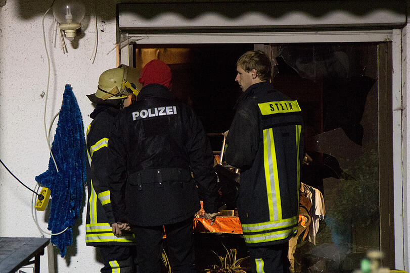 Feuer in einem Wohnhaus in Stein an der Traun: Eine Frau wurde bei dem Brand leicht verletzt. Ein Hund kam ums Leben. Die Bilder