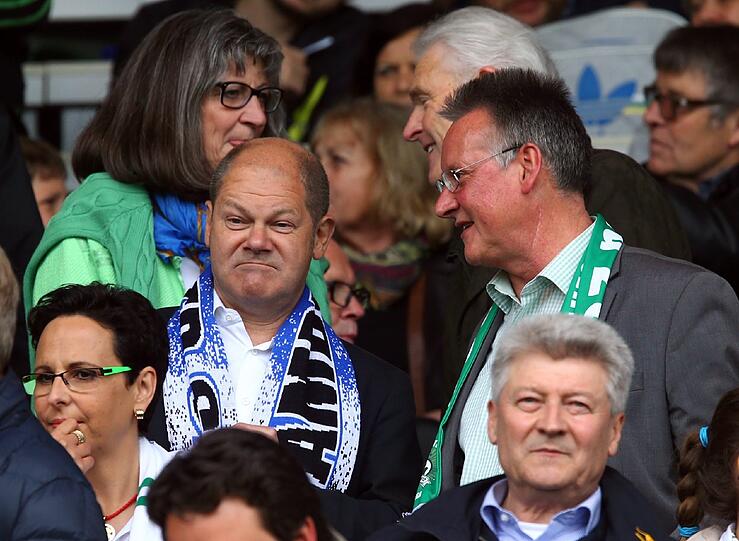 Der HSV erhält auch politischen Beistand aus der Hansestadt: Hamburgs Oberbürgermeister Olaf Scholz (l) und Fürths Oberbürgermeister Thomas Jung (beide SPD) stehen auf der Tribüne.