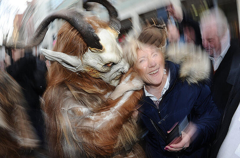 Traditioneller Münchner Krampuslauf durch die Fußgängerzone zum Marienplatz.