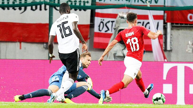 Spät dran: Manuel Neuer (Mi.) vom DFB-Team gegen Alessandro Schöpf, Österreich.