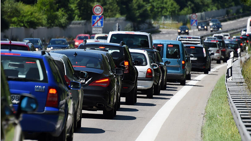 Der Autoverkehr staut sich in Starnberg am Ende der Autobahn.