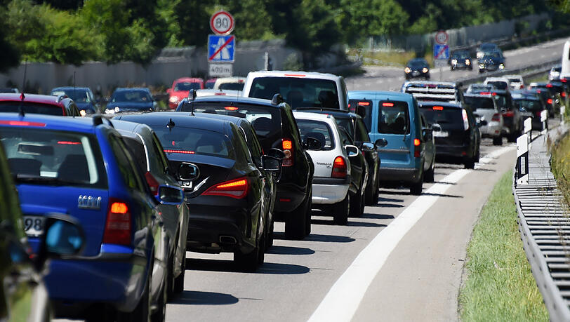 Der Autoverkehr staut sich in Starnberg am Ende der Autobahn. Der Autoverkehr staut sich in Starnberg am Ende der Autobahn.