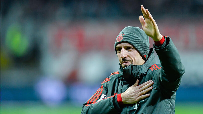 Dank an die Fans nach der Gala-Vorstellung gegen Eintracht Frankfurt: Bayern-Oldie Franck Ribéry.