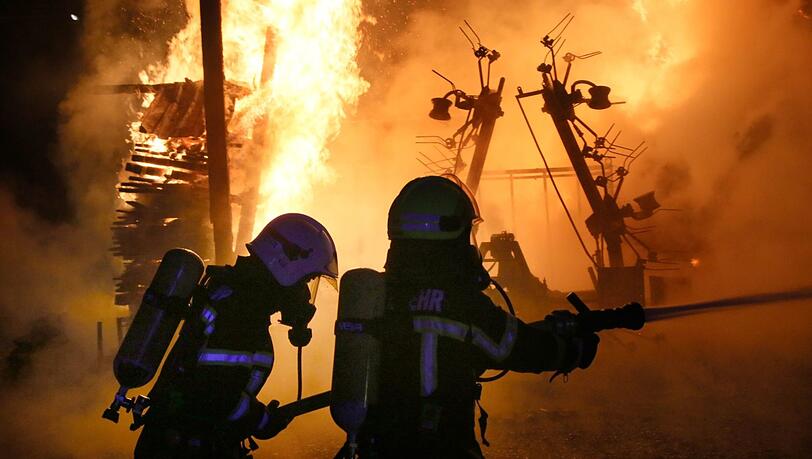Beim Brand einer Lagehalle im Waldkraiburger Ortsteil Pürten kam es zu einem Sachschaden von 200.000 Euro. Mehrere Feuerwehren waren an den Löscharbeiten beteiligt. Beim Brand einer Lagehalle im Waldkraiburger Ortsteil Pürten kam es zu einem Sachschaden von 200.000 Euro. Mehrere Feuerwehren waren an den Löscharbeiten beteiligt.