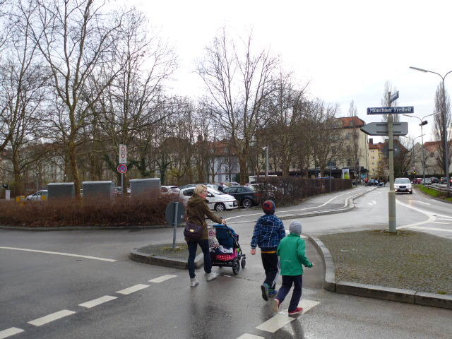 Hier wird's problematisch: Eigentlich ist das hier ein Radweg - aber was bleibt der Mutter und den Kindern anderes übrig, als den Weg zu queren?