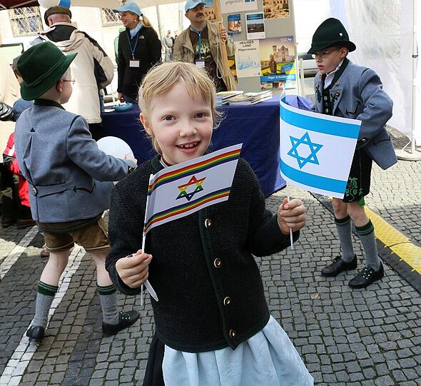 Mit vielen Tanzdarbietungen und Live-Musik wurde vergangenen Woche auf dem Odeonsplatz der Israeltag gefeiert. Die Bilder...