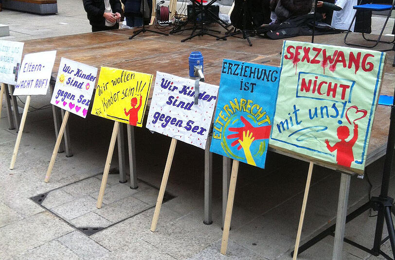 Mit solchen Plakaten demonstrieren die &bdquo;Besorgten Eltern&ldquo;.