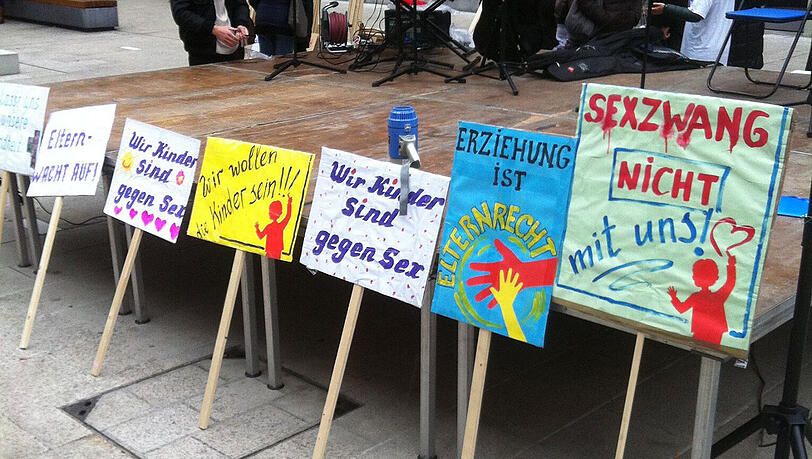 Mit solchen Plakaten demonstrieren die „Besorgten Eltern“. Mit solchen Plakaten demonstrieren die „Besorgten Eltern“.