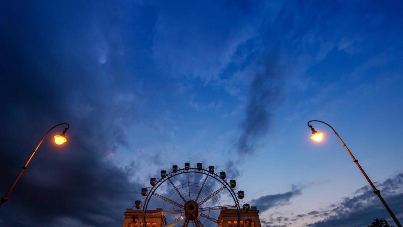 Ein Riesenrad steht am späten Abend auf dem Königsplatz vor der Kulisse der Propyläen. Foto: Peter Kneffel/dpa/Archivbild Ein Riesenrad steht am späten Abend auf dem Königsplatz vor der Kulisse der Propyläen. Foto: Peter Kneffel/dpa/Archivbild