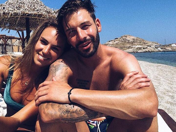 Abwehr-Kicker Marvin Plattenhardt mit seiner Freundin Sara auf Mykonos