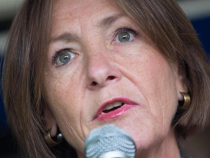 Lufthansa-Arbeitsdirektorin Bettina Volkens spricht bei einer Kundgebung von Mitarbeitern vor der Konzernzentrale der Fluggesellschaft zu Streikenden.