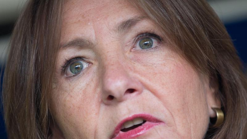 Lufthansa-Arbeitsdirektorin Bettina Volkens spricht bei einer Kundgebung von Mitarbeitern vor der Konzernzentrale der Fluggesellschaft zu Streikenden. Lufthansa-Arbeitsdirektorin Bettina Volkens spricht bei einer Kundgebung von Mitarbeitern vor der Konzernzentrale der Fluggesellschaft zu Streikenden.