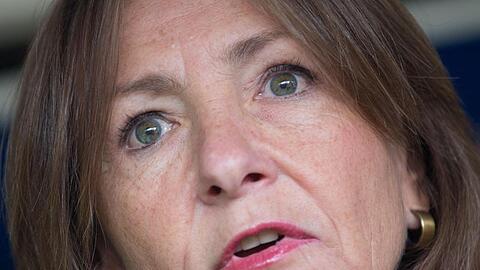 Lufthansa-Arbeitsdirektorin Bettina Volkens spricht bei einer Kundgebung von Mitarbeitern vor der Konzernzentrale der Fluggesellschaft zu Streikenden.