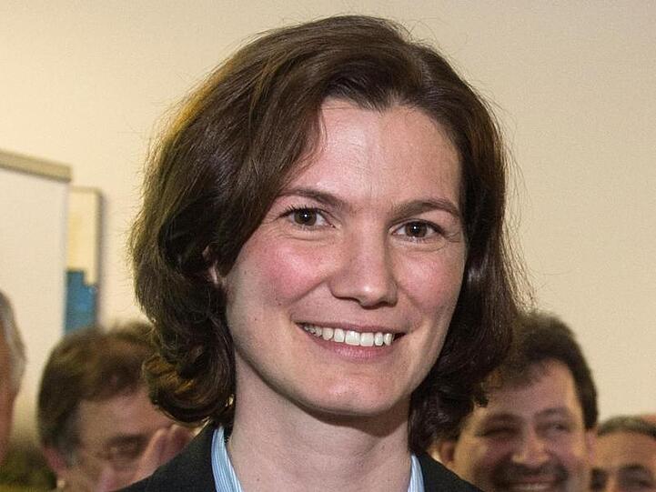 Tanja Schweiger (Freie Wähler) steht in Regensburg (Bayern) mit einem Blumenstrauß im Landratsamt. Foto: Armin Weigel/Archiv