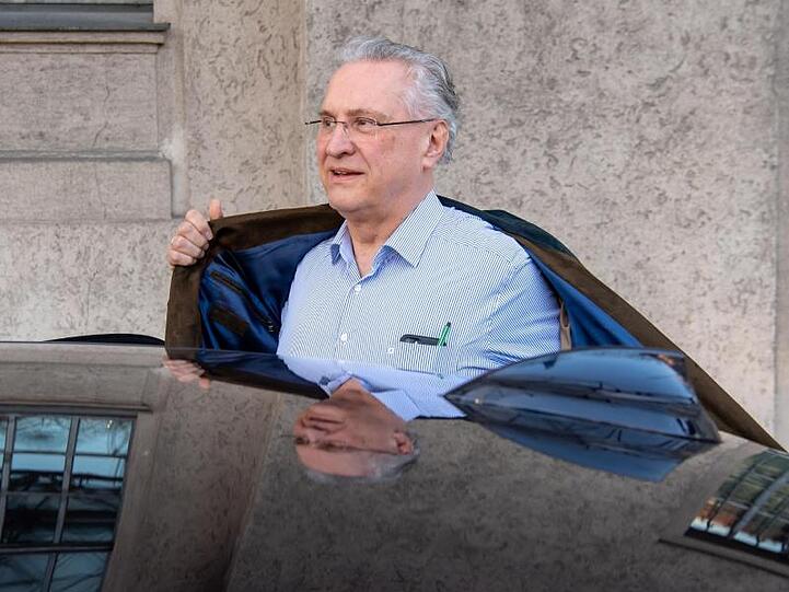 Joachim Herrmann (CSU) steigt vor der Staatskanzlei in ein Auto. Foto: Peter Kneffel/dpa